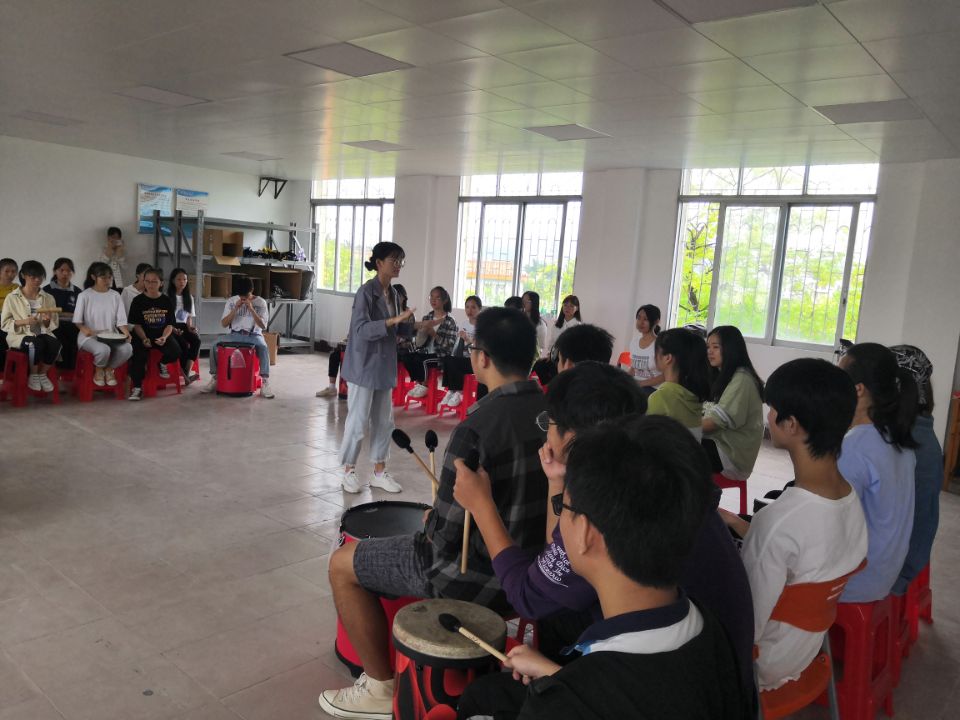 心理学专业学生体验鼓圈